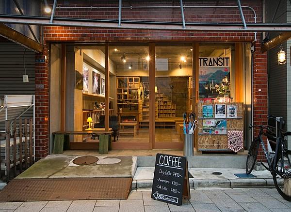 【周辺】飲食店も点在するエリア。こちらは旅と街道にまつわる本を中心に置いているブックカフェです