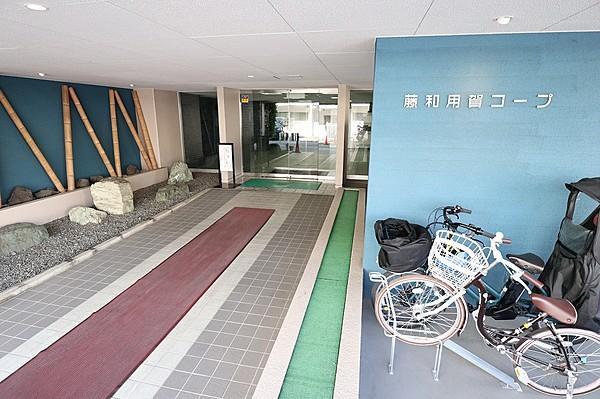 【エントランス】昭和築のマンションですが、管理が行き届いており、きれいな外観・共用部が保たれています