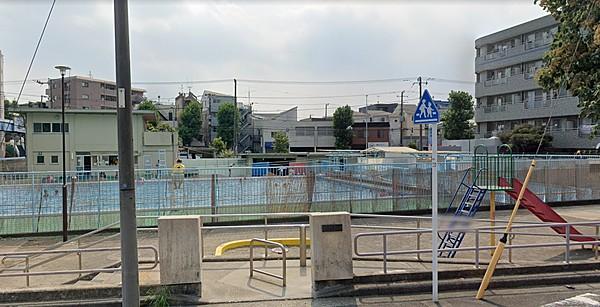 【周辺】公園内に子供用プールが設置されています