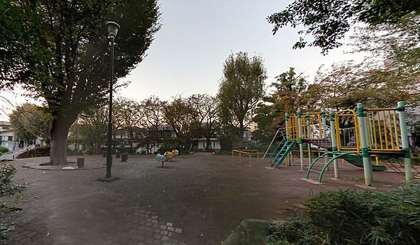 【周辺】小さなお子さんが楽しく遊べる遊具がある公園