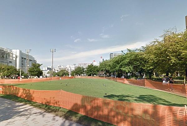 【周辺】錦糸町駅前にある公園。お散歩やお子さんの遊び場に