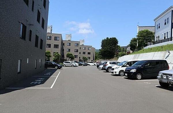 【駐車場】駐車場と歩行通路にはロードヒーティング敷設。来客用駐車場有！