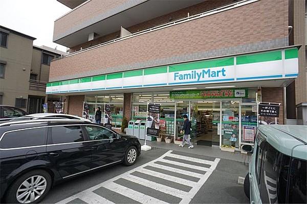 【周辺】ファミリーマート 浜松中央三丁目店 411m