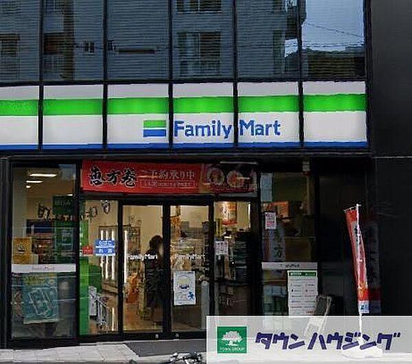 【周辺】ファミリーマート北参道駅前店 徒歩3分。 190m