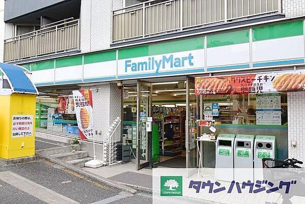 【周辺】ファミリーマート牛込柳町駅前店 徒歩1分。 20m