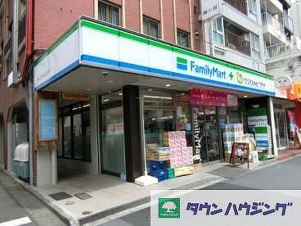 【周辺】ファミリーマート＋クスリのヒグチ中野坂上西店 徒歩3分。 180m