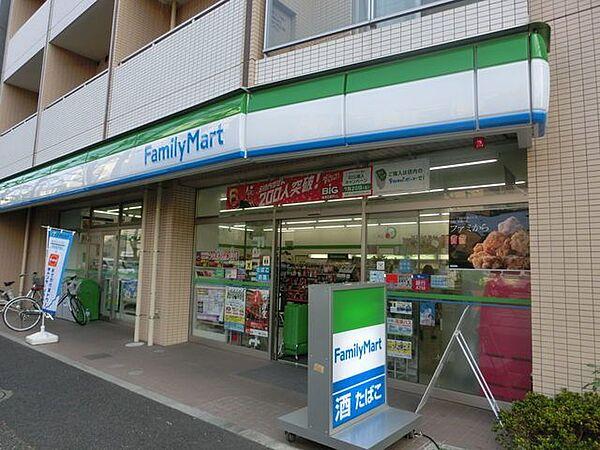 【周辺】ファミリーマート本駒込六丁目店 徒歩3分。コンビニ 200m