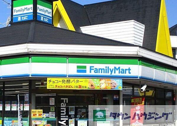 【周辺】ファミリーマートかわぐち飯塚店 徒歩2分。 140m