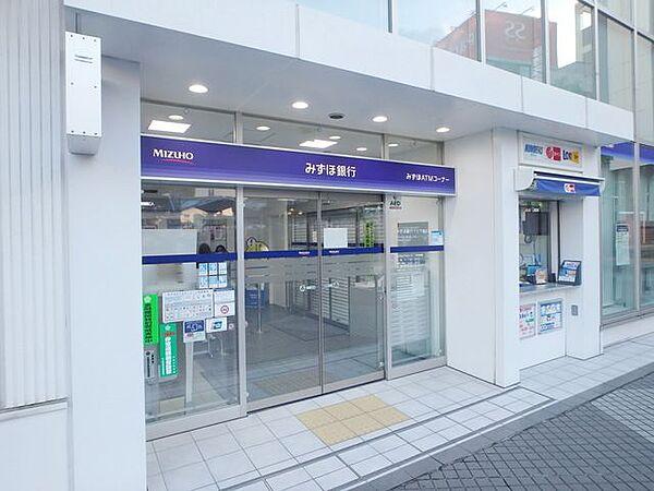 【周辺】みずほ銀行十日市場支店 徒歩1分。銀行 30m