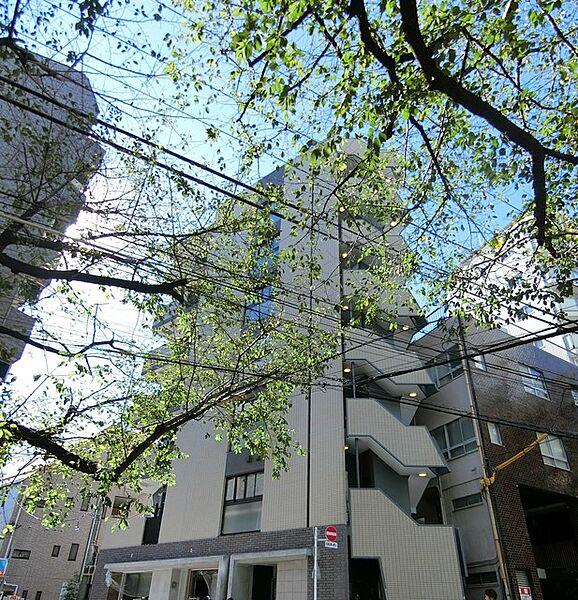【外観】◆桜並木沿いにあるオートロック付きマンション◆