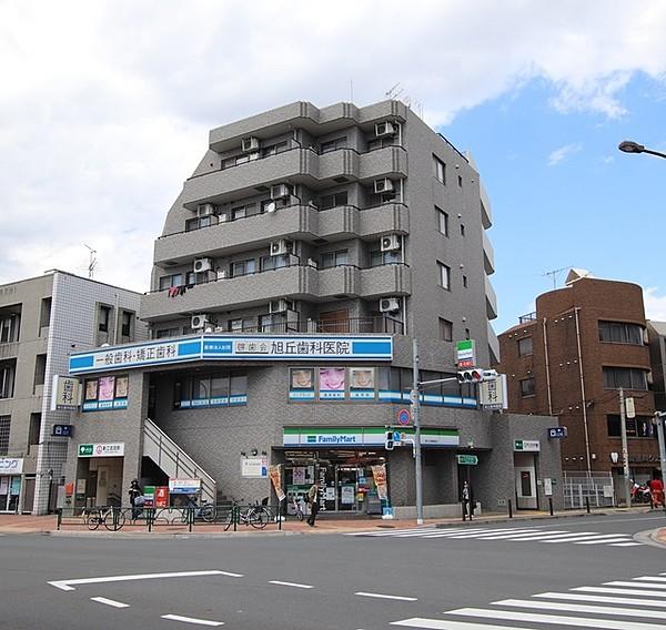 【外観】1階はコンビニと新江古田駅の出入口です