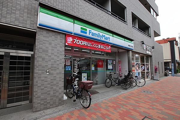 【周辺】ファミリーマート中野新江古田店まで10m（物件の1階です）