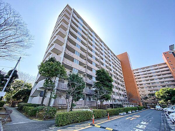 【外観】総戸数807戸の大規模マンション。日本総合住生活がしっかりと管理しています。