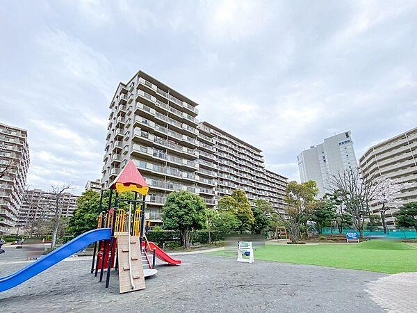 【外観】前面にはマンションの公園があります。