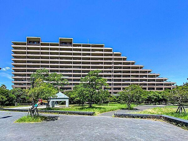 【外観】東京湾沿いに建築されたシーサイドマンション。
