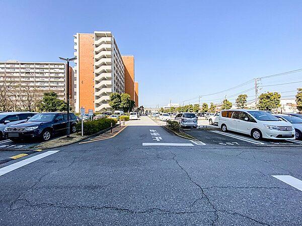 【駐車場】入船東エステートの駐車場は自走式平置き駐車場です（要空き・サイズ確認）。