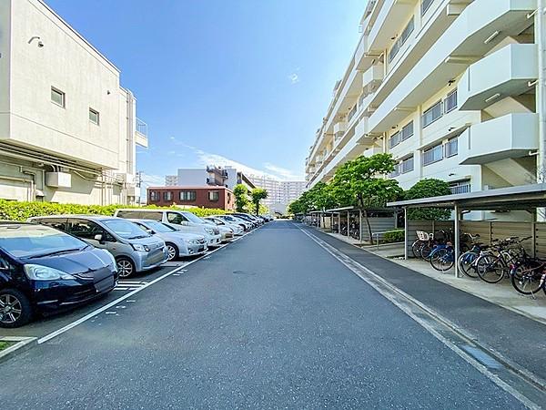 【駐車場】富岡エステートの駐車場は自走式平置き駐車場です。