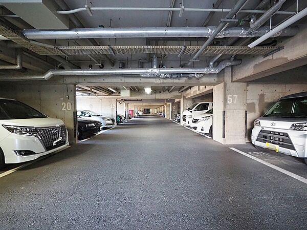 【駐車場】お車をお持ちの方に駐車スペースを確保しました。駐車可能な車種や空き状況は管理会社にご確認ください。