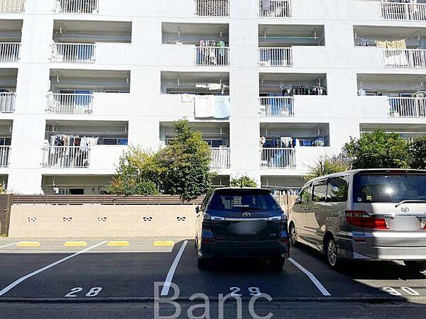 【駐車場】敷地内駐車場は広々スペースで駐車や出入りも楽々です。