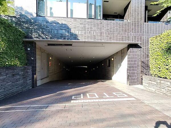 【駐車場】地下駐車場完備。