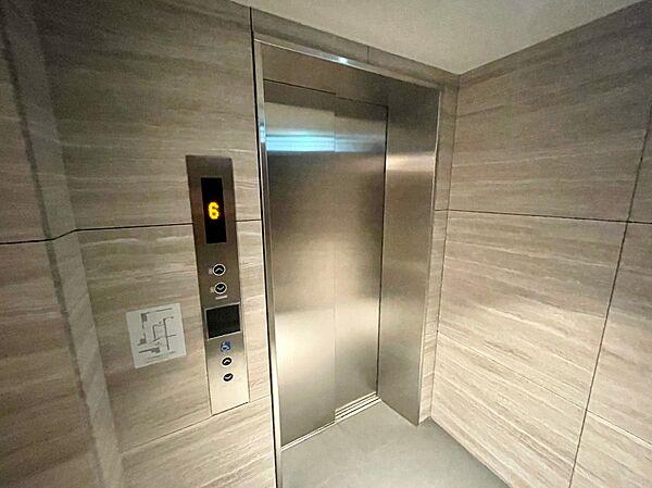 【エントランス】エレベーターが付いています。