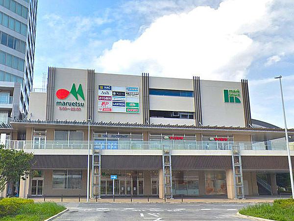 【周辺】マルエツ長津田駅前店まで1050m、長津田駅北口のバスロータリー前にあるスーパー。夜1時まで営業しています。