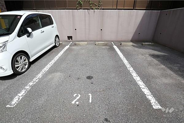 【駐車場】こちらのお部屋が引継ぎ可能な駐車場！平面式ですので、車高に関係なく駐車できます！乗り降りも楽々で便利ですね！！