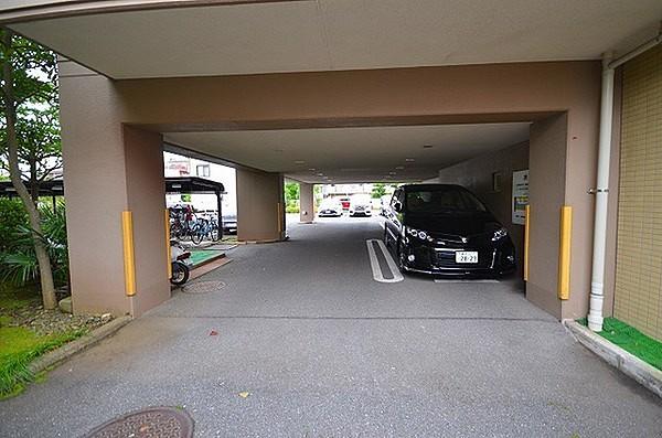 【駐車場】専用使用権付きなので各住戸1台は駐車可能です。