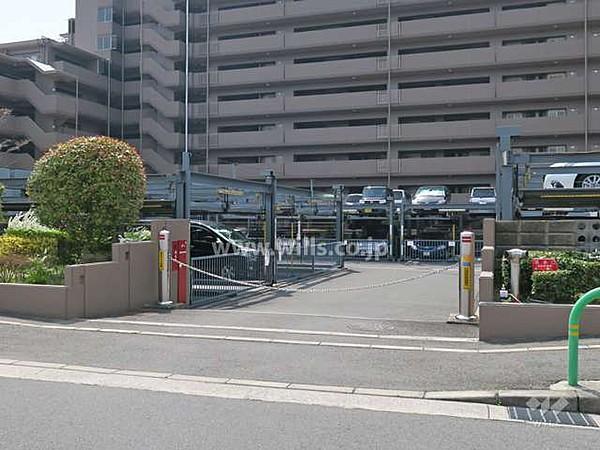 【駐車場】駐車場は屋外三段式の機械式駐車場です。入り口部分にチェーンゲートが設置されており、駐車場内のセキュリティが確保されております。