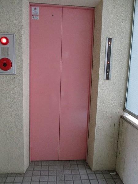 【エントランス】エレベーター付きで。高齢者も安心