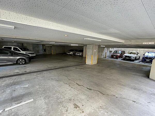 【駐車場】屋根のある駐車場は雨の日も濡れずにマンションに入ることができます。