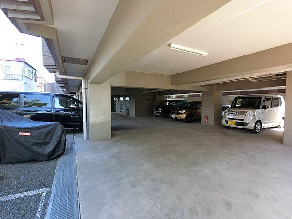 【駐車場】1Fは駐車場です
