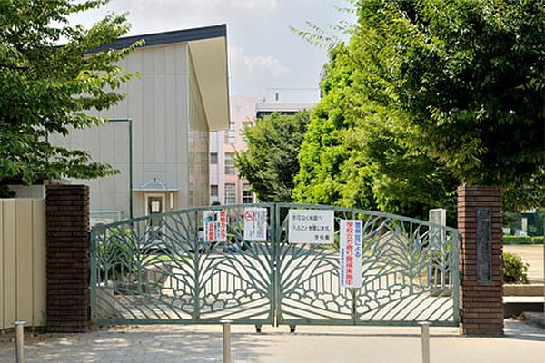 【周辺】戸田市立新曽中学校まで405m、徒歩5分