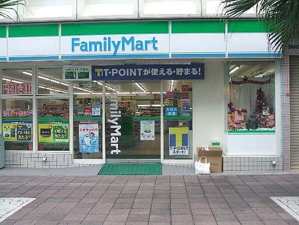 【周辺】ファミリーマート浦和仲町店まで447m