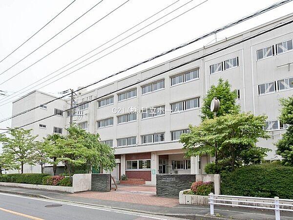 【周辺】横浜市立新田中学校まで721m、人数多いが、先生の目は行き届いている トイレも新しくなってきていて清潔。 厳しい先生もいるが、子供には良いことだと思う。