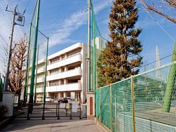 【周辺】横浜市立六角橋中学校まで415m、校章は昭和22年に生徒の森圭三君の考案によるもの橋の擬宝珠を六角にあしらい六角橋を表現し、中に中学校の中を入れたもの
