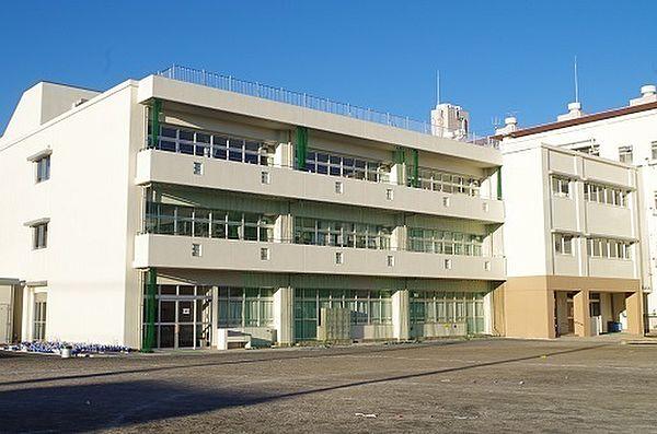 【周辺】横浜市市立大綱小学校まで237m、本校は横浜市において最も歴史のある学校の一つであり、創立以来、これまで多くの方々に支えられて今日に至っています。