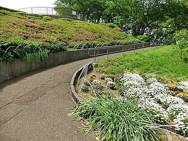 【周辺】平戸みはらし公園まで1204m、坂を少し上ると、散歩に寄りたくなる見晴台があります。春には地域の方々が大切に育てた花壇や桜、つつじが綺麗です