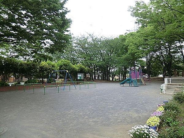【周辺】日限山公園まで305m、少年野球場と、遊具スペース、広場とに分かれています。