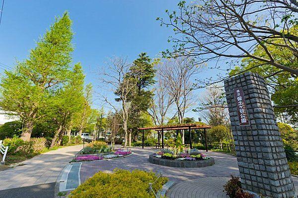 【周辺】神奈川県立保土ヶ谷公園まで1708m、梅、桜などの木々、四季折々の香りと色に包まれる花壇、遊具広場、テニスコートや野球場など様々な運動施設が充実。