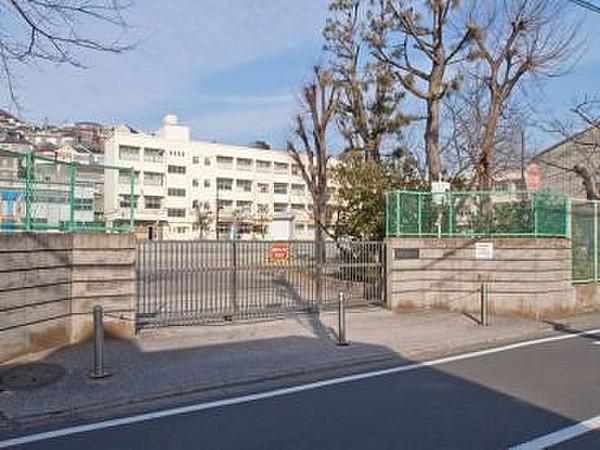 【周辺】横浜市立桜岡小学校まで569m、学校教育目標 共に生きることを喜ぶ　かしこく　たくましい子を育てます
