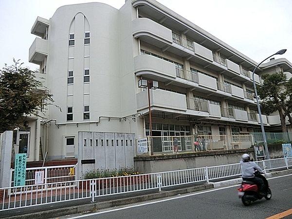【周辺】横浜市立宮谷小学校まで547m、1909年、児童の帽章として制定され、それが校章となりました。中央に桜の花をあしらい、そのまわりに橘樹を抱合せました