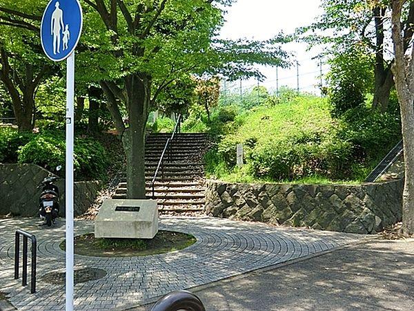 【周辺】能見台北公園まで630m、木々が多く自然を感じる公園。地元のコミュニティスペースとしても使われています。
