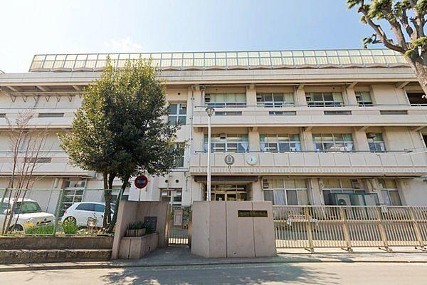 【周辺】横浜市立西中学校まで808m、開校当時は生徒数474名で、昭和28年に1694名となり、昭和29年西中学校岩井原分校が岩井原中学校として独立しました