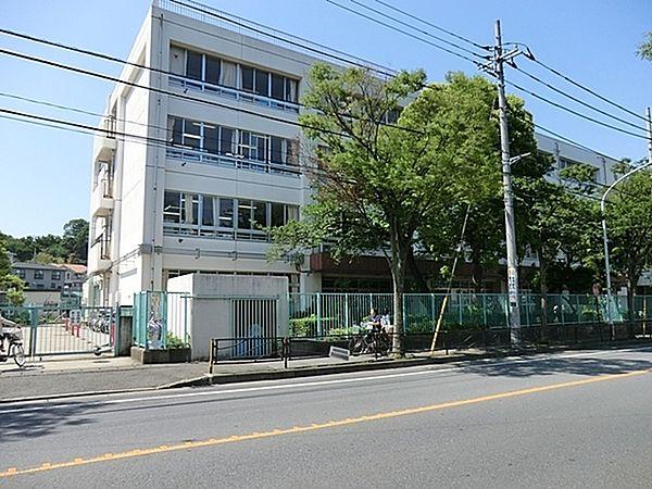 【周辺】川崎市立野川小学校まで944m、川崎の中でも一番小学生の数が多い宮前区に位置しています。 地域には多くの史跡が残されています。
