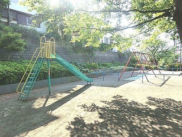 【周辺】荏田第一公園まで687m、砂場やスプリング遊具、外遊びに慣れたら一人でも遊べるすべり台・鉄棒・ブランコといった遊具があります。