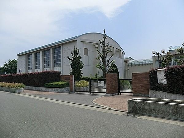 【周辺】藤沢市立六会小学校まで818m