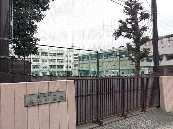 【周辺】横浜市立谷本中学校まで1403m、色々な人がいて小学校でいなかったような人と関われる！！個性を認めあってる人が多いように感じます