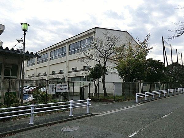 【周辺】横浜市立富岡中学校まで1012m、「たくましく生きる力の育成」を目指し、自分を見つめ、生き方を考える教育を「富中自分づくり教育」として推進しています。