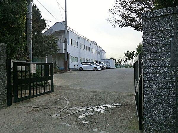 【周辺】横浜市立生麦中学校まで2789m、校舎は昔ながらの造りだが、校庭が非常に広く、しっかりした体育館も備えている。